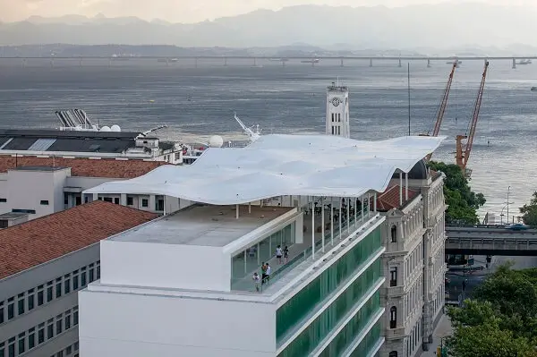 A laje projetada para o Museu de Arte do Rio cobre os dois prédios com arquiteturas peculiares