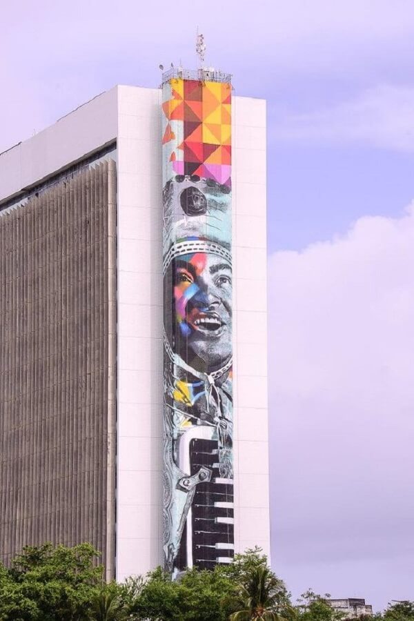 Arte urbana_: mural “Gonzagão” exposto em Recife tem 77 metros de altura