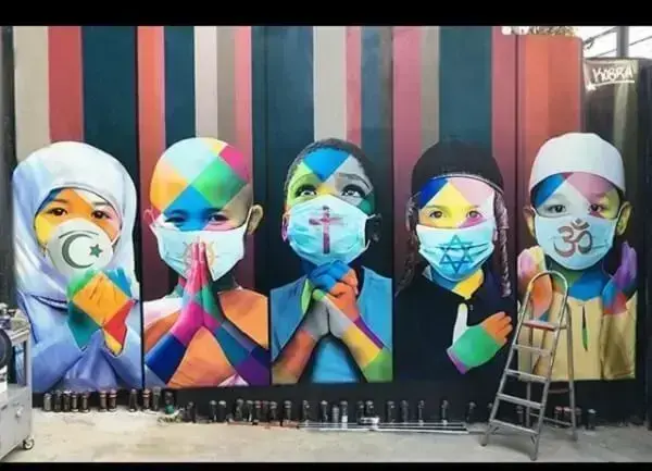 Arte urbana: o icônico artista Kobra pinta mural com crianças de várias etnias