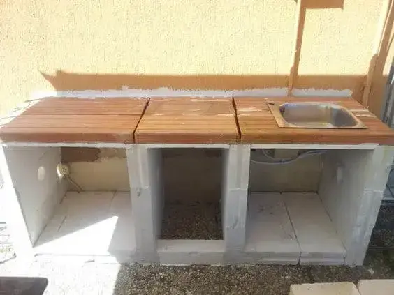 Como fazer móveis de alvenaria para cozinha: bancada de alvenaria em construção (foto: Pinterest)