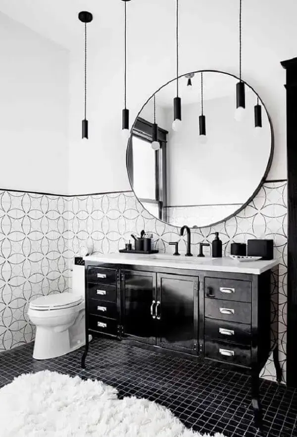 Decoração com luminária de banheiro preta e gabinete vintag