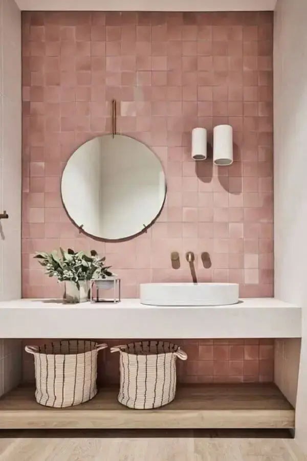 Decoração moderna em tons de rosa com luminária de parede banheiro branco