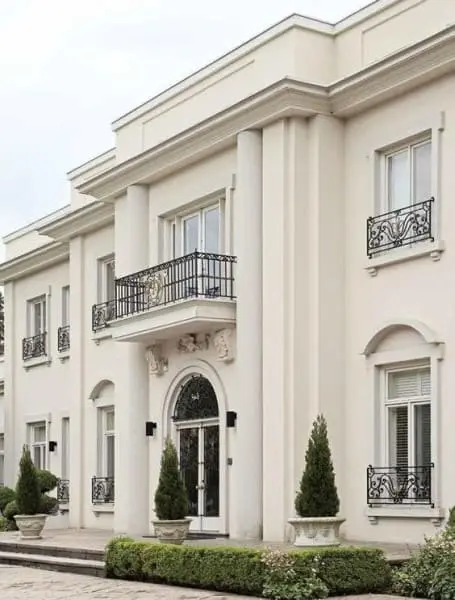 Estilos de casas: fachada com estilo neoclássico (foto: Pinterest)