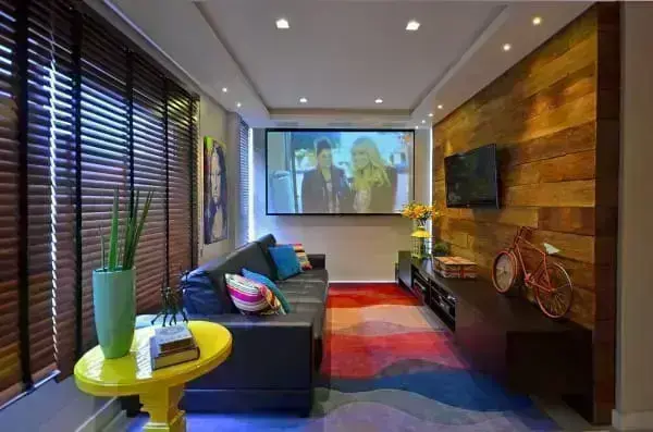 Estilos de casas: sala de estar contemporânea com tapete colorido e mesa de apoio amarela (projeto: Juliana Baumhardt)
