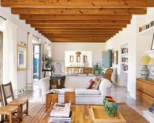 Estilos de casas: sala de estar rústica com móveis de madeira clara e paredes brancas (foto: Pinterest)
