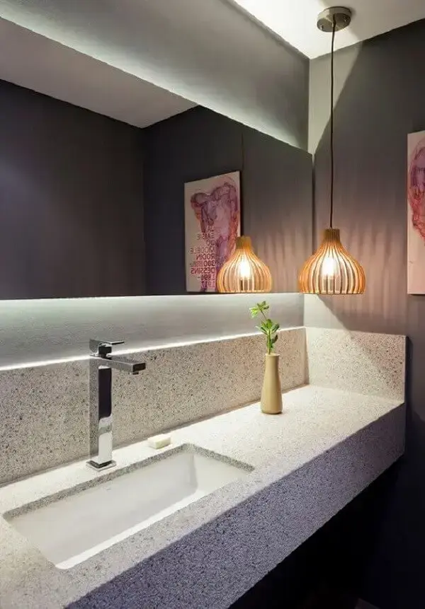 Luminária de banheiro pendente para banheiro sofisticado com bancada planejada