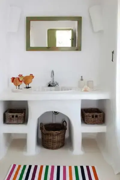 Móveis de alvenaria: bancada de banheiro com nichos (foto: Pinterest)