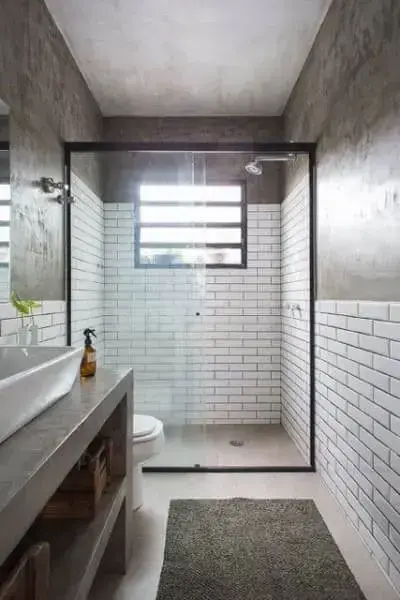 Móveis de alvenaria: bancada de banheiro de concreto e revestimento branco (projeto: Daniel Winter)