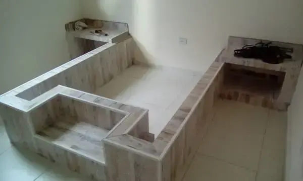 Como fazer móveis de alvenaria: cama de alvenaria com mesas de cabeceira (foto: Pinterest)