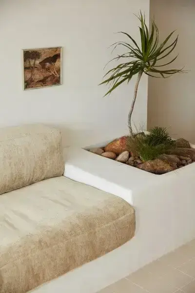 Móveis de alvenaria: detalhes de sofá de alvenaria com estofado de cor neutra (foto: Pinterest)