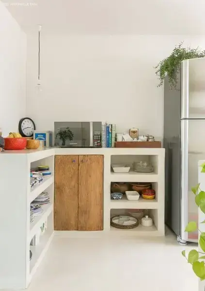 4. Móveis de alvenaria para cozinha: nichos na cozinha e armário com porta de madeira (foto: Tudo Construção)