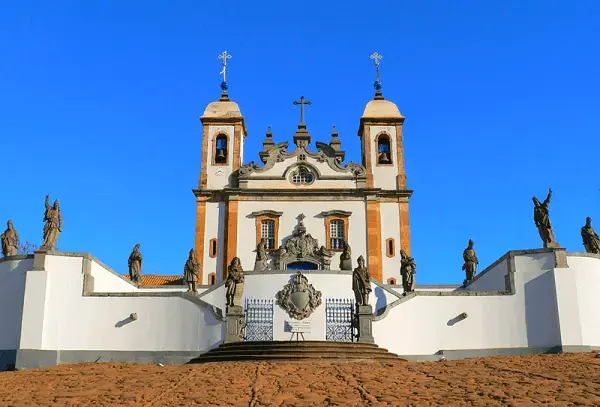 O Santuário de Bom Jesus de Matosinhos, construído na segunda metade do século 18 também é patrimônio histórico brasileiro