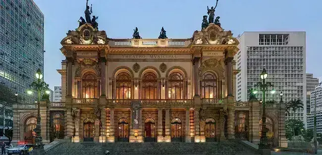 O estilo arquitetônico do Teatro Municipal de São Paulo promove a combinação entre a arquitetura renascentista, o barroco e Art Nouveau