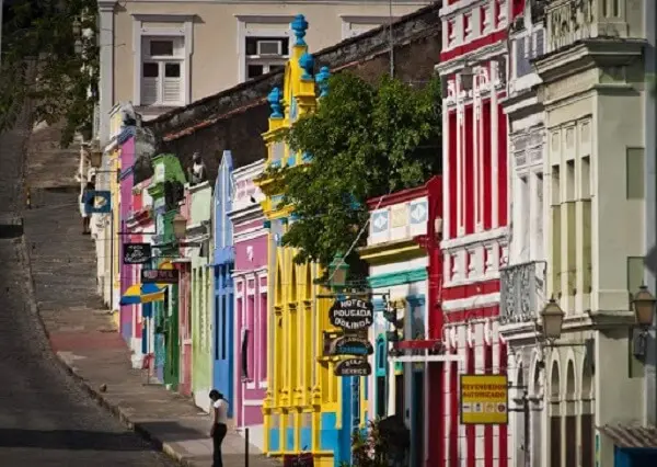 Patrimônio Histórico: centro histórico de Olinda e suas ruas estreitas pontilhadas por casas com fachadas coloridas