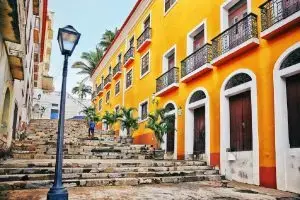 Patrimônio Histórico: ruas estreitas, becos, casarões, prédios coloniais, escadarias são alguns dos espaços que contam a história da cidade