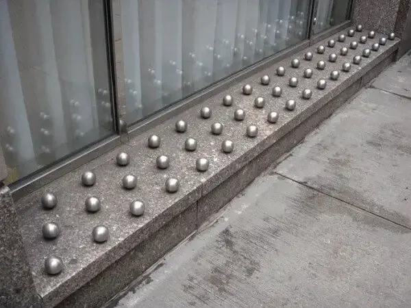Arquitetura hostil: bolas de metal instaladas em frente à loja (foto: Mistérios do Mundo)