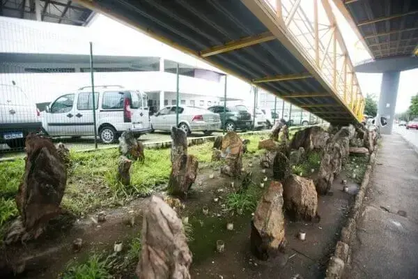 Arquitetura hostil no Brasil: pedras instaladas sobre viaduto do DF (foto: Metrópoles)