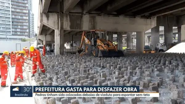 Arquitetura hostil no Brasil: pedra sob viaduto em São Paulo foram retiradas (foto: UOL)