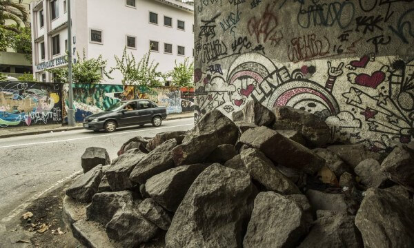 Arquitetura hostil no Brasil: pedras sob viaduto no Rio de Janeiro (foto: O Globo)