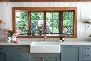 A cuba farm sink agrega valor na decoração da cozinha. Foto: Heidi’s Bridge
