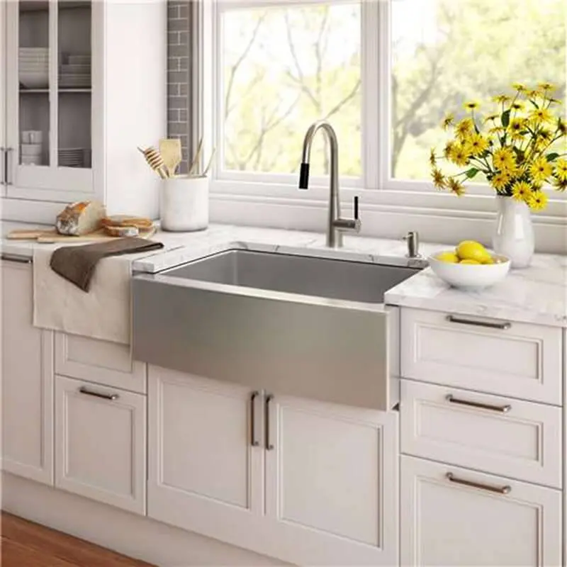 A cuba farm sink inox se destaca na decoração da cozinha. Fonte: Pinterest