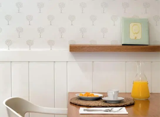 Lambris: sala de jantar com lambri branco (foto: Vivendo DeCoração)