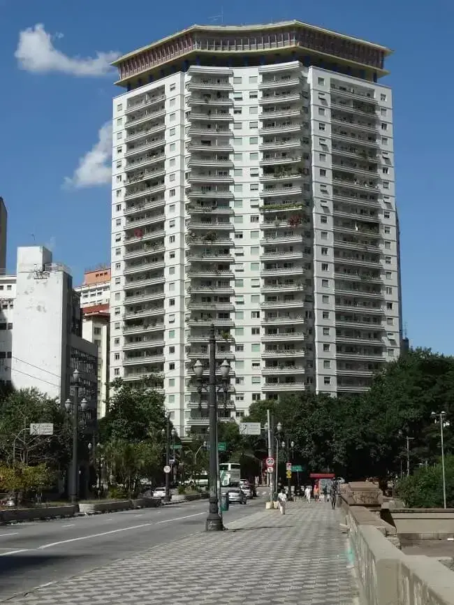 O Edifício Viadutos é um prédio icônico que foi desenhado por João Artacho Jurado. Fonte: Mapio
