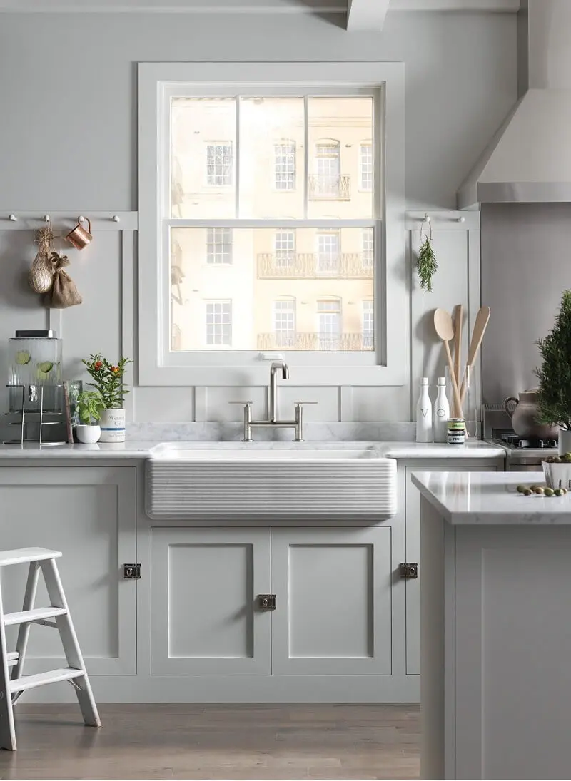O design diferenciado da cuba farm sink chama a atenção na cozinha. Fonte: Pinterest