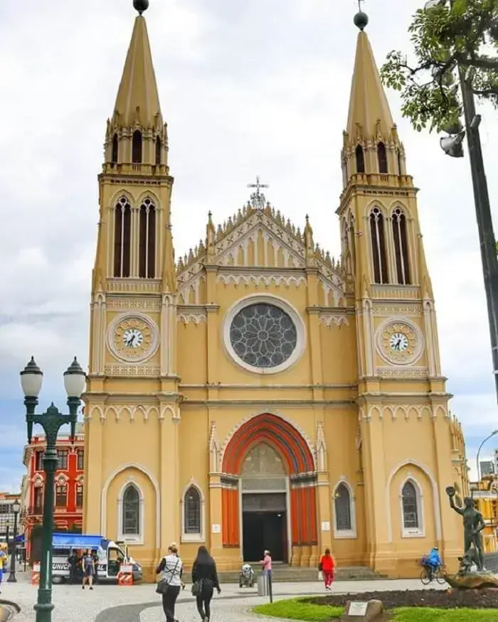 A arquitetura com arco ogival se destaca na Catedral Basílica Menor de Nossa Senhora da Luz dos Pinhais, Curitiba - Brasil. Fonte: Pinterest