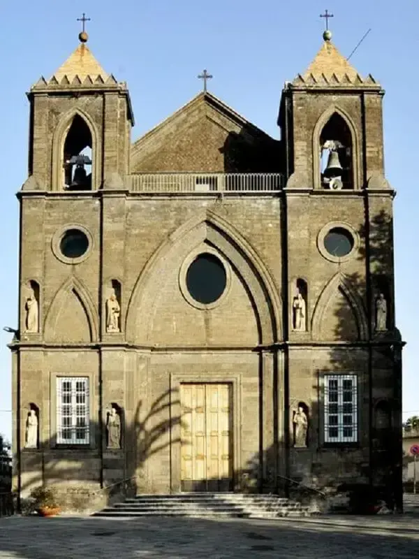 A arquitetura da igreja Santa Maria delle Grazie, na Itália, também usa o arco ogival na fachada. Fonte: Pinterest