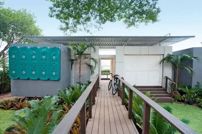 A cisterna de plástico slim com design verde foi fixada na parede do imóvel. Fonte: CasaCor São Paulo 2016