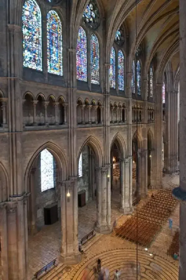 Arco ogival e vitrais da Catedral de Saint-Denis, na França, a primeira a ser construída seguindo a arquitetura gótica. Fonte: Pinterest
