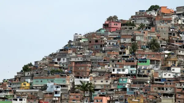 Espaço urbano: comunidades periféricas são resultado do inchaço urbano (foto: ArchDaily Brasil)