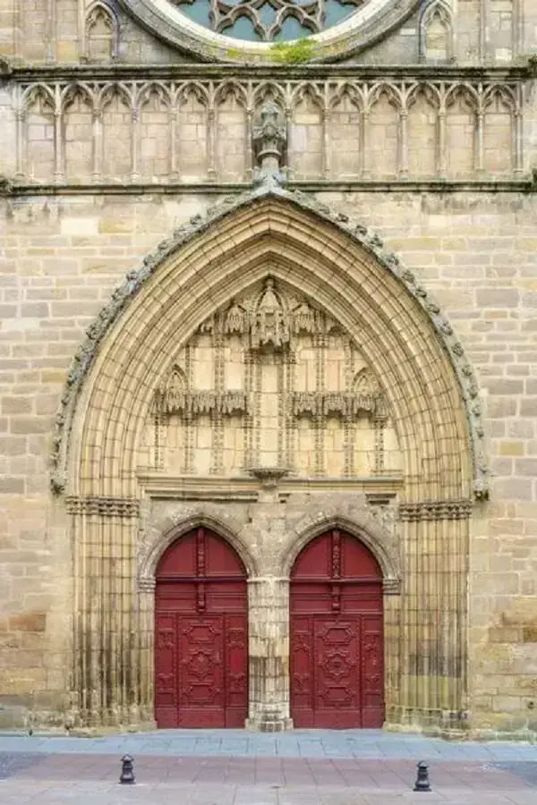 O arco ogival se destaca na fachada da Catedral de Cahors, na França. Fonte: Pinterest