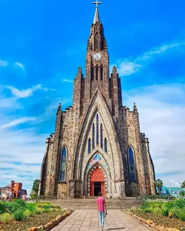 O arco ogival se destaca na porta de entrada da Catedral de Pedra, localizada em Canela, Rio Grande do Sul - Brasil. Fonte: Esse Mundo é Nosso