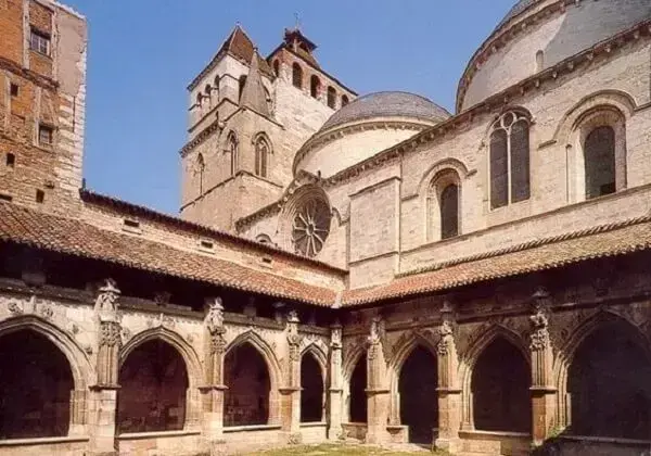 O arco ogival se faz presença em vários pontos da construção da Catedral de Cahors, na França. Fonte: Pinterest