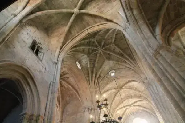 Retrato do arco ogival na Sé Catedral da Guarda, em Portugal. Fonte: TripAdvisor