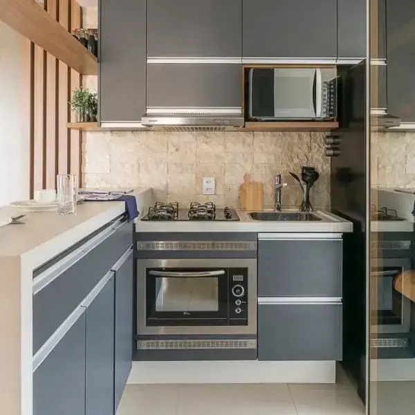 Tipos de puxadores para cozinha planejada: puxadores com barra de alumínio em armário azul (foto: Revista Viva Decora)