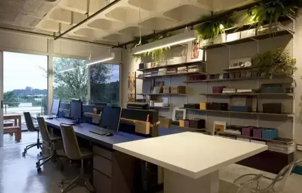 Ergonomia no trabalho: escritório com bancada azul e branca (projeto: Juliana Pippi)