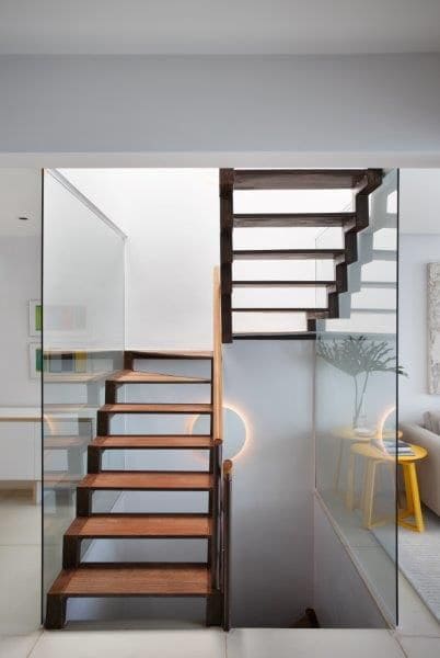 Escada em U de madeira com fechamento de vidro (foto: RAP Arquitetura e Interiores)