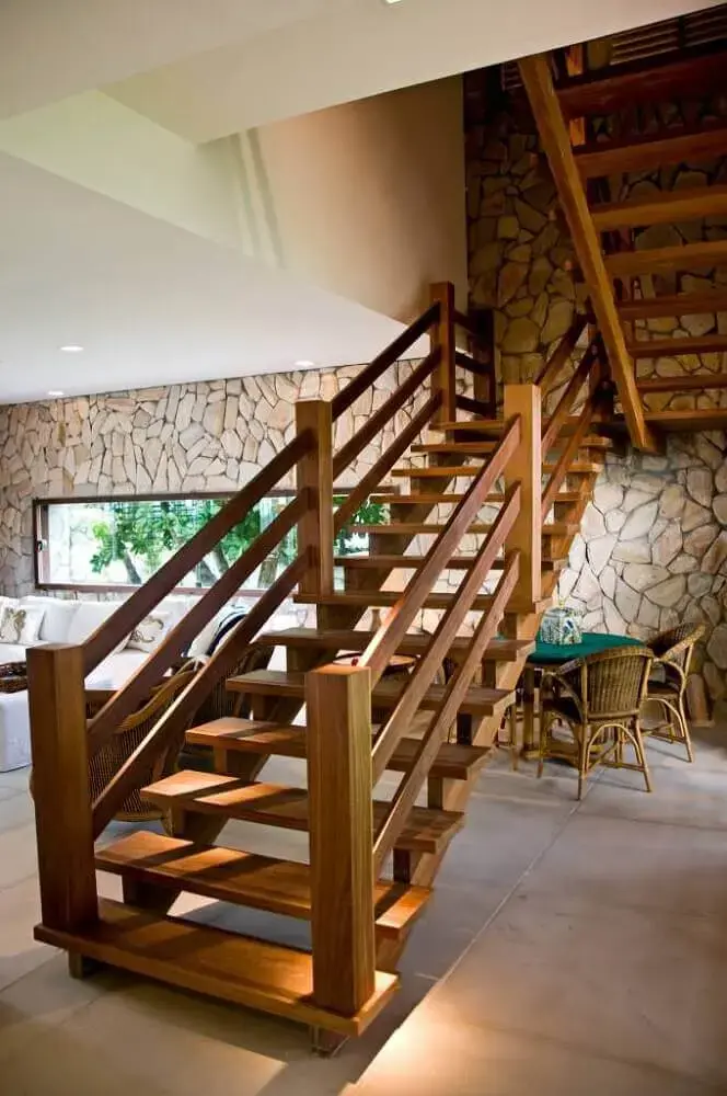 Escada em U de madeira em ambiente com estilo rústico (foto: Pinterest)