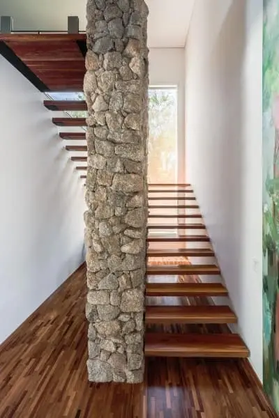 Escada em U de madeira em coluna de pedras (foto: Antônio Ferreira Junior e Mário Celso Bernardes)