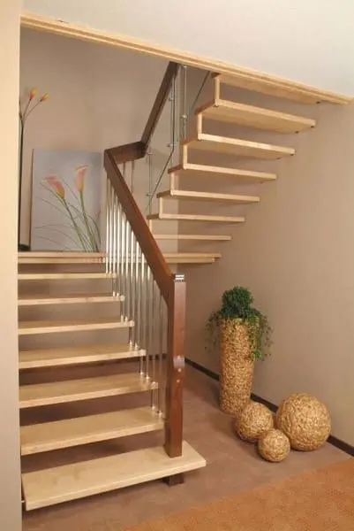 Escada em U: escada de granito com corrimão de madeira (foto: Pinterest)