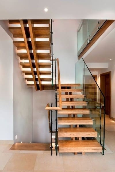 Escada em U escada de madeira com guarda corpo de vidro (foto: Pinterest)