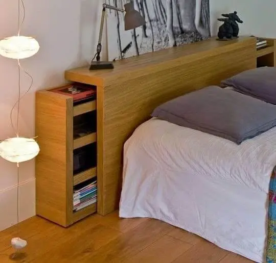 Móveis multifuncionais para quartos pequenos: cabeceira com armários embutidos (foto: DecorStyle)