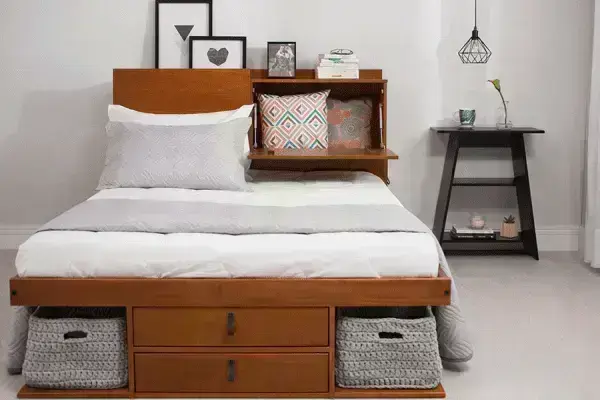 móveis multifuncionais para quartos pequenos: cama com gaveta e cabeceira (foto: Meu Móvel de Madeira)