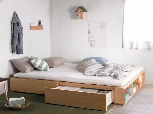 Móveis multifuncionais para quartos pequenos: cama de madeira com gavetas (foto: Revista Imob)