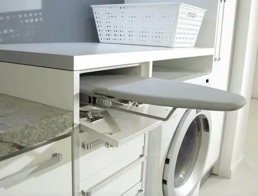 Móveis multifuncionais: tábua embutida em lavanderia (foto: Viajando no Apê)