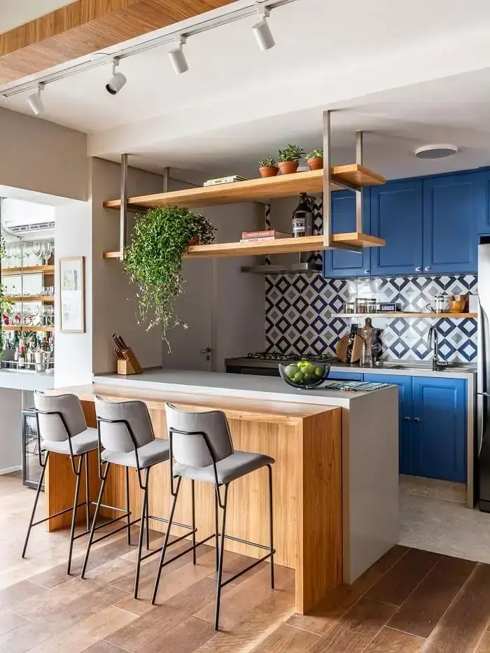 Cozinha linear com marcenaria azul e bancada (Fonte: Pinterest)