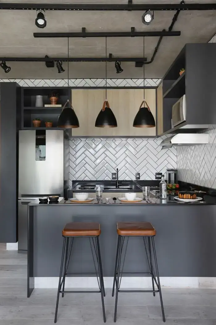 O armário de cozinha estilo industrial pode ser revestido em madeira e vir acompanhado de nichos e prateleiras metálicas. Fonte: Pinterest